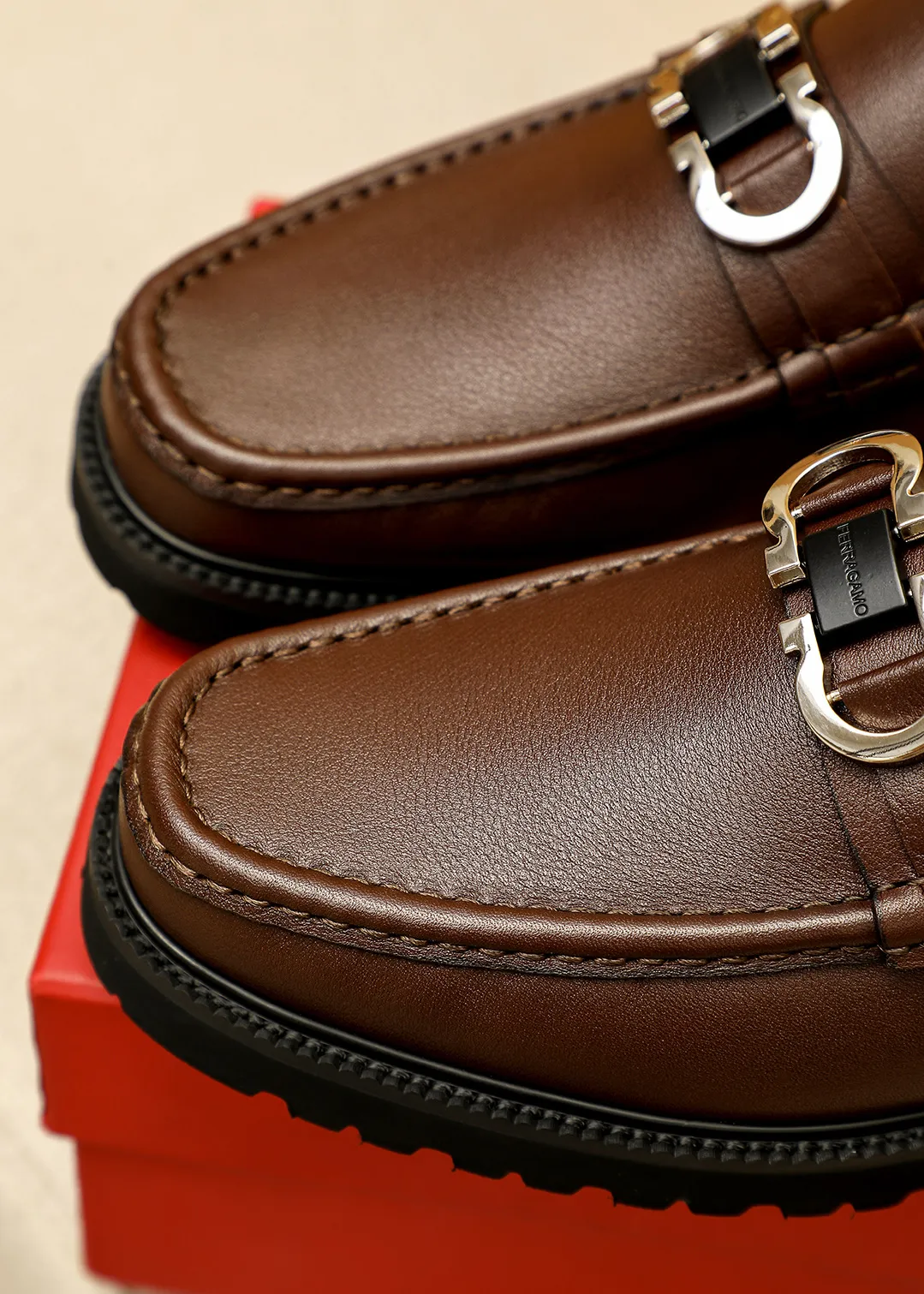 Men's shoes 💰560 💐 Product trademark: Ferragamo "Ferragamo" casual leather shoes Regular size: 38-44 (45.46🉑️customized) Product materials: Selected imported first-layer calfskin upper + original hardware buckle, imported water-dyed cowhide leather lining. Strong three-dimensional visual effect, original outsole color: 1⃣️color optional